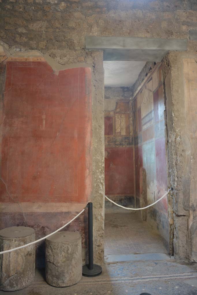 I.6.15 Pompeii. March 2019. Room 4, looking south in atrium towards doorway to room 13.
Foto Annette Haug, ERC Grant 681269 DÉCOR

