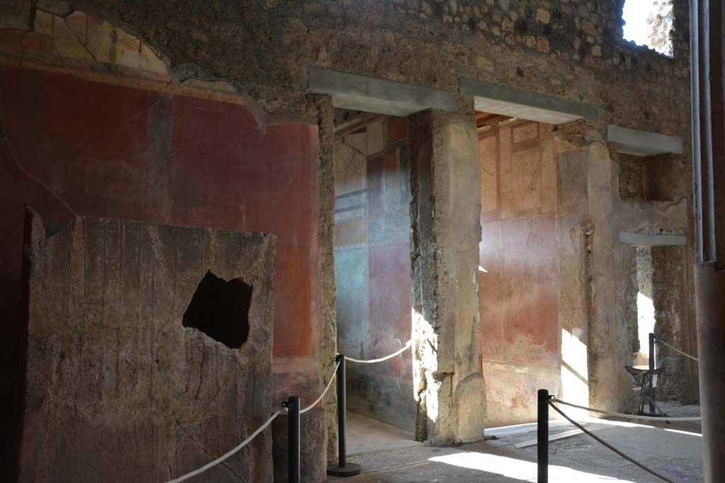 I.6.15 Pompeii. October 2019. Room 4, atrium, looking towards south wall with fauces/entrance corridor, centre right.        
Foto Annette Haug, ERC Grant 681269 DÉCOR


