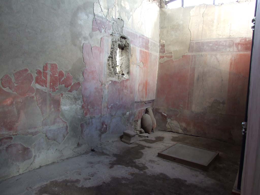 I.7.1 Pompeii. December 2006. Looking north-east from doorway of triclinium on north side of peristyle.
According to Spinazzola –
“ – it (the small narrow room) is linked to a living room, more than 7 metres long, certainly a triclinium, with recessed beds and mosaic emblema”.
(- e ad essa legato un salone, lungo più che 7 metri, un triclinio certo, con incassi pei letti e tappetino a mosaico).
See Spinazzola V., 1953. Pompei alla luce degli Scavi Nuovi di Via dell’Abbondanza (anni 1910-1923). Roma: La Libreria della Stato, (p.299).
