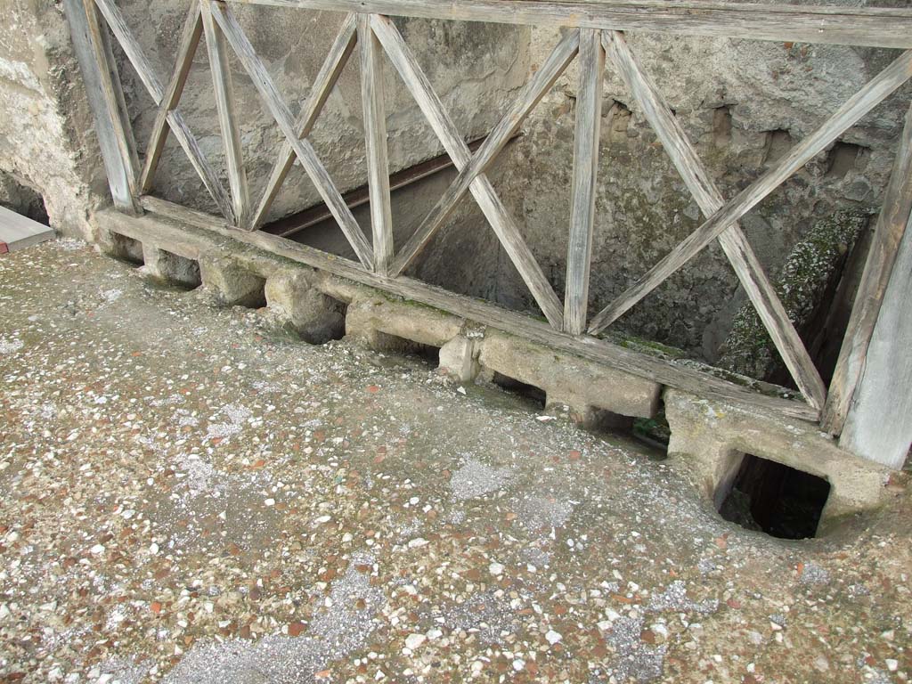 I.7.1 Pompeii. December 2006. Looking east into lower level from peristyle terrace.