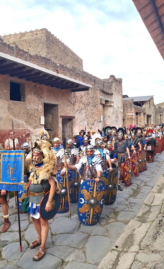 I.7.3/2 Pompeii, on left. 28th September 2024.
Looking towards south side of Via dell’Abbondanza, during “Ludi Pompeiani” event. 
Photo courtesy of Giuseppe Ciaramella.
