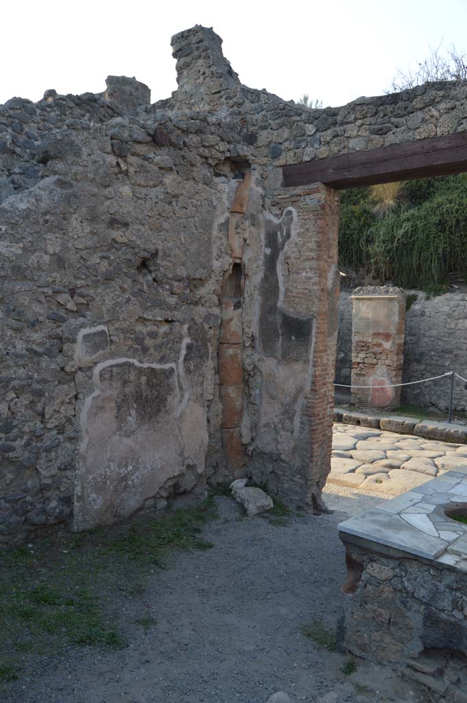 I.7.8 Pompeii. October 2017. North-west corner with down-pipe from upper floor.
Foto Taylor Lauritsen, ERC Grant 681269 DÉCOR.
