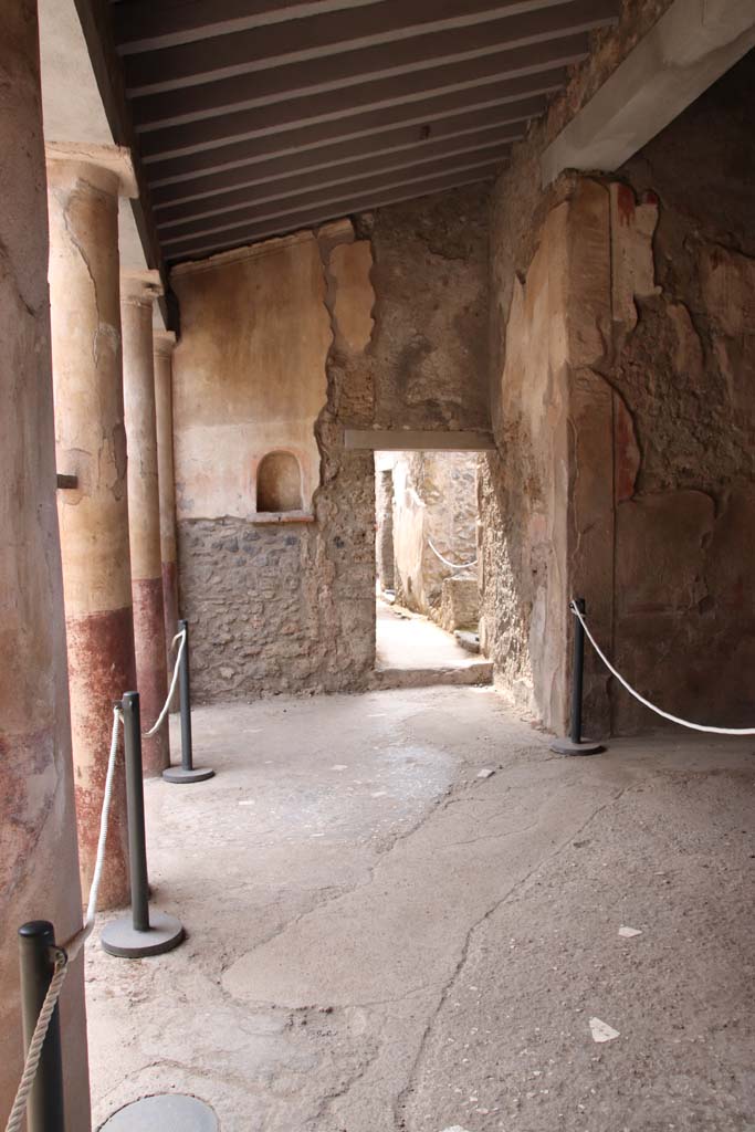 I.7.19 Pompeii. September 2021. 
Looking west towards corridor from north portico. Photo courtesy of Klaus Heese.

