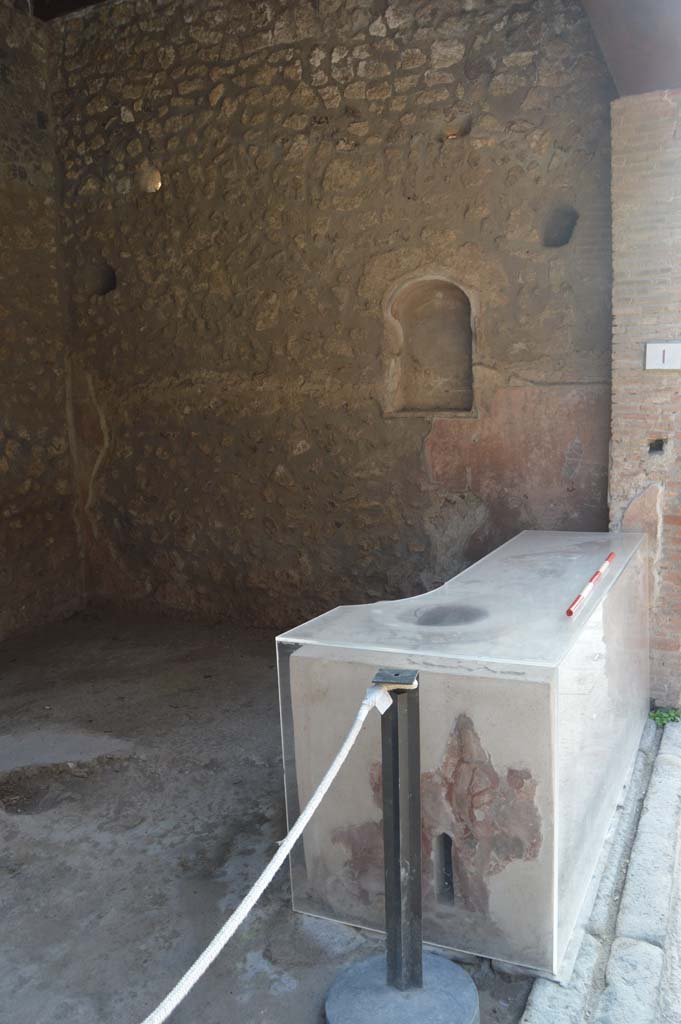 I.8.1 Pompeii. October 2017. West end of counter, looking towards west wall.
Foto Taylor Lauritsen, ERC Grant 681269 DÉCOR.
