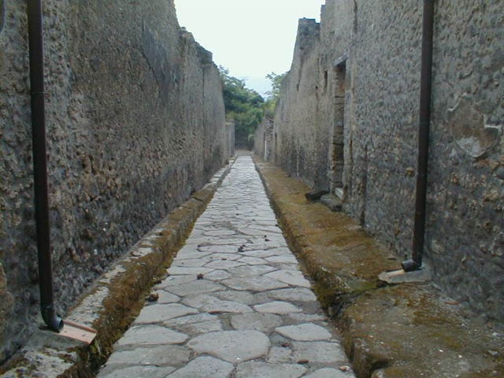 I.9 Pompeii. September 2004. Unnamed vicolo between I.9 and I.8 looking south.  I.8.8.
