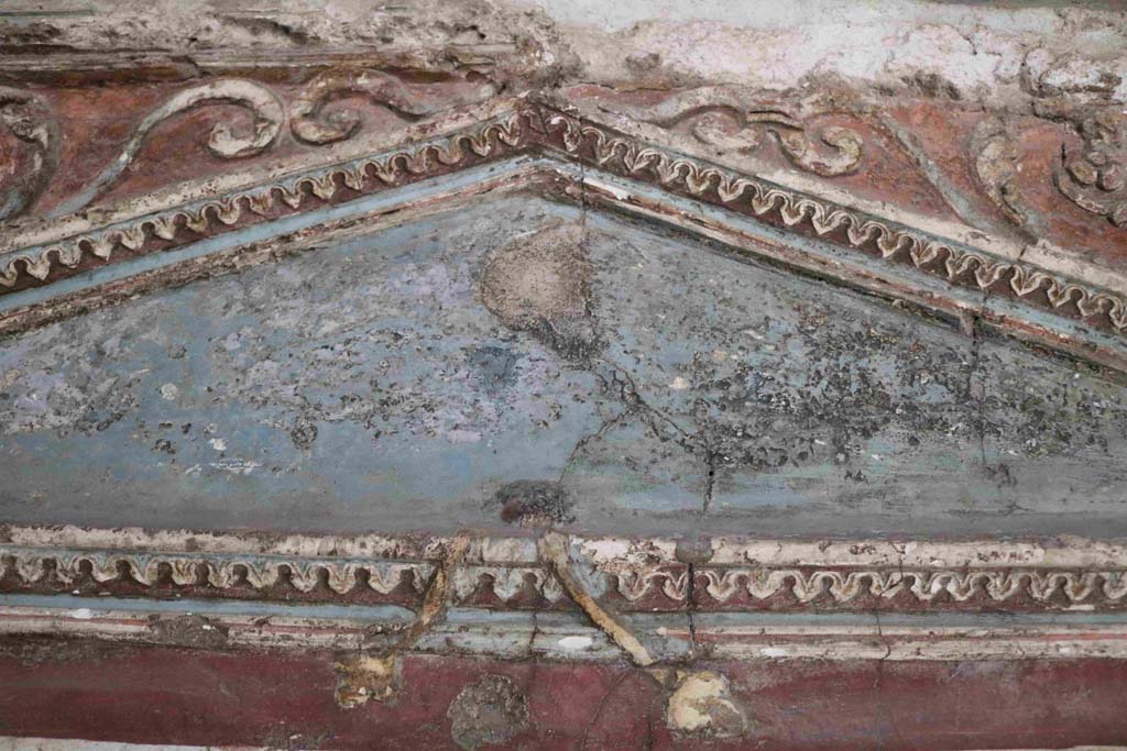 I.8.8 Pompeii. December 2018. Detail of central area of pediment on south wall above lararium. Photo courtesy of Aude Durand.