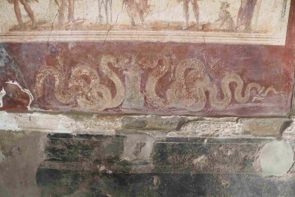 I.8.8 Pompeii. December 2018. Detail from below lararium on south wall with two serpents approaching a round altar. Photo courtesy of Aude Durand.

