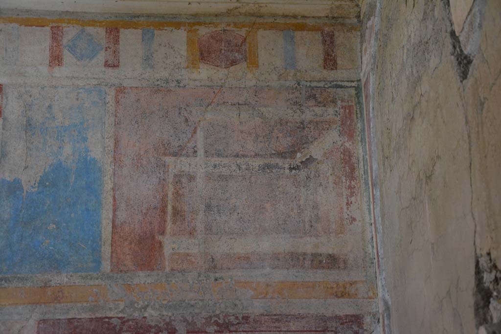 I.8.17 Pompeii. March 2019. Room 9, detail of painted decoration from north wall in north-east corner.
Foto Annette Haug, ERC Grant 681269 DCOR.
