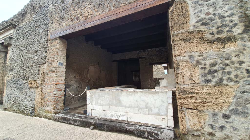 I.9.4 Pompeii. July 2021. Looking south-east towards entrance doorway, with entrance doorway to I.9.5, on left.
Foto Annette Haug, ERC Grant 681269 DÉCOR.
