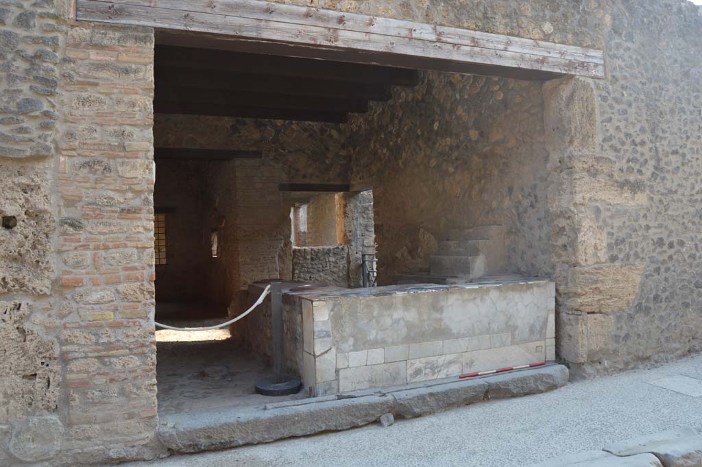 I.9.4 Pompeii. July 2021. Looking south across marble topped counter towards south-west corner of bar-room.
Foto Annette Haug, ERC Grant 681269 DÉCOR.

