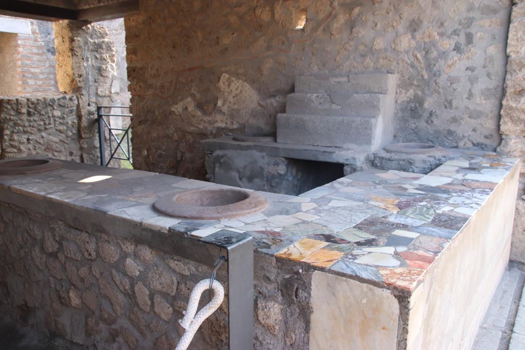 I.9.4 Pompeii. October 2017. Looking south-west towards entrance doorway.
Foto Taylor Lauritsen, ERC Grant 681269 DÉCOR.
