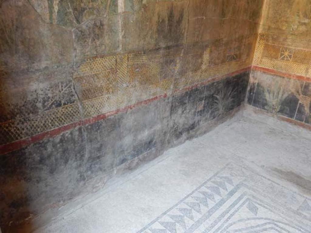 I.9.5 Pompeii. April 2022. Room 5, detail from upper east wall. Photo courtesy of Johannes Eber.