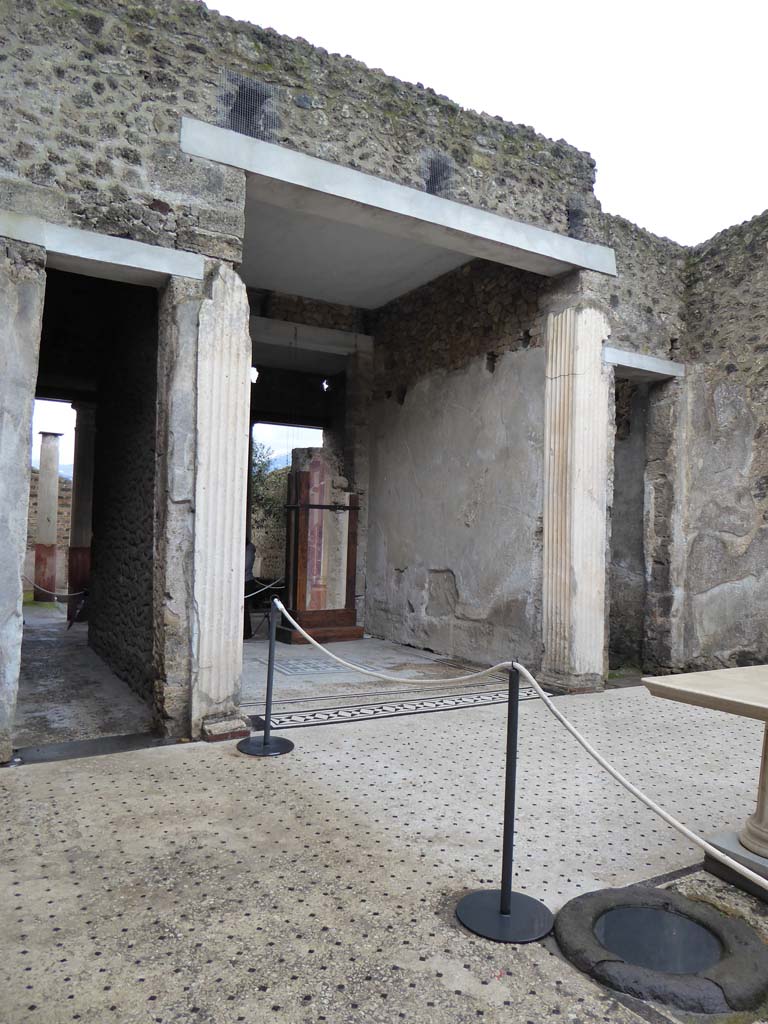 I.9.5 Pompeii. September 2017. Looking south across atrium towards tablinum 8.
Foto Annette Haug, ERC Grant 681269 DÉCOR.
