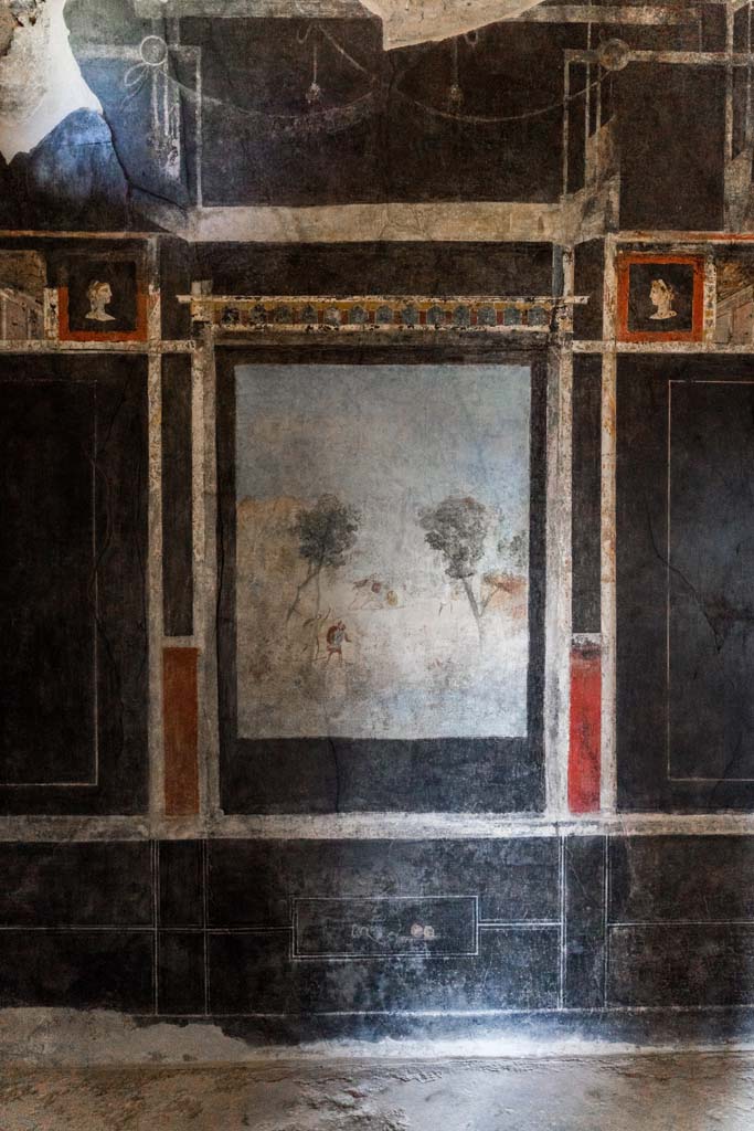 I.9.5 Pompeii. April 2022. 
Room 10, detail from upper west wall of triclinium on north side of central painting. Photo courtesy of Johannes Eber.
