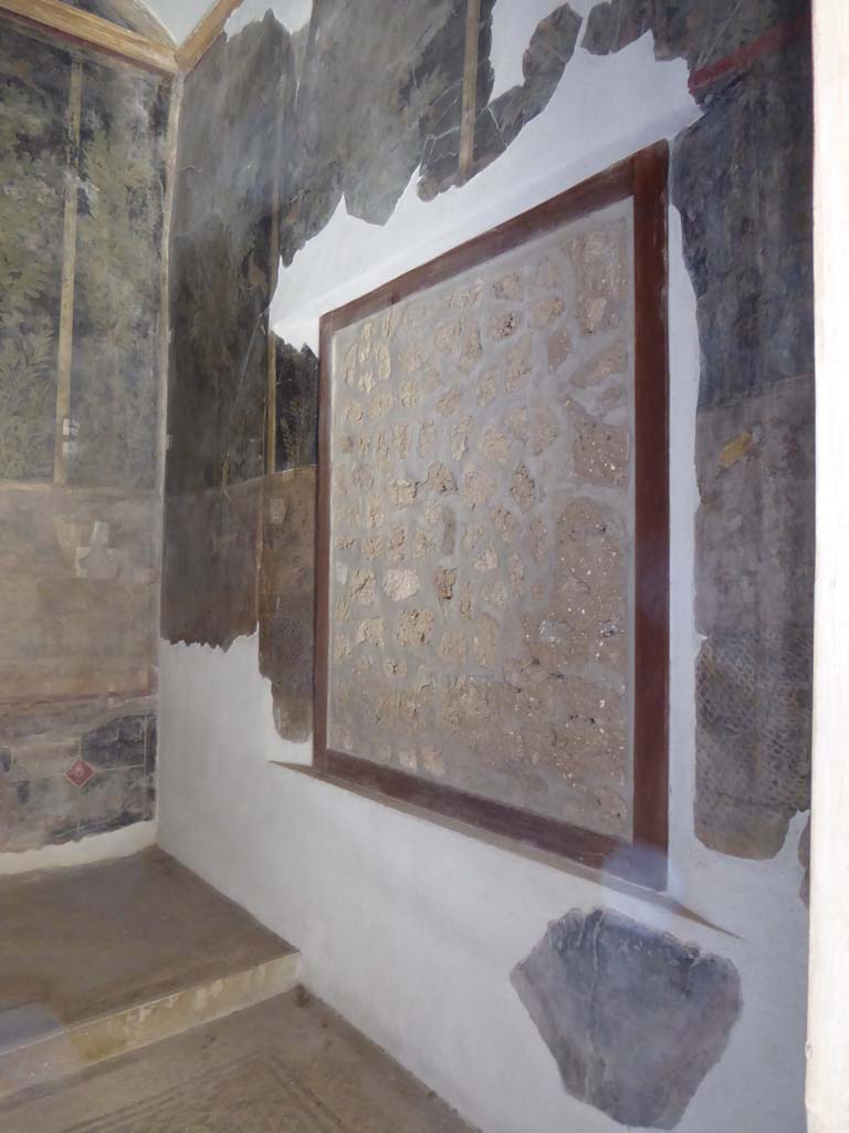 I.9.5 Pompeii. April 2022. 
Room 11, garden painting from upper west wall of cubiculum above doorway. Photo courtesy of Johannes Eber.
