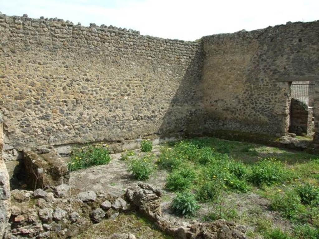 I.9.11 Pompeii.  March 2009.  Structure at the rear of yard area, looking south east across yard area.