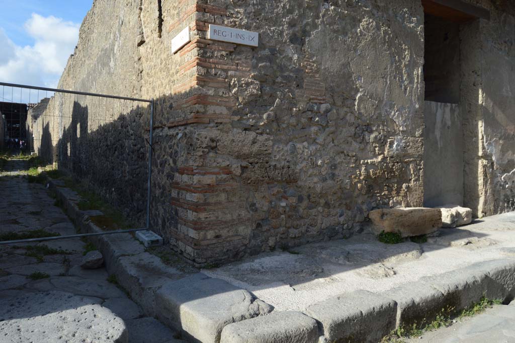 I.9.13 Pompeii. March 2019. 
Looking north towards corner junction of Via di Castricio, and front faade on west side of entrance doorway.
Foto Taylor Lauritsen, ERC Grant 681269 DCOR.
