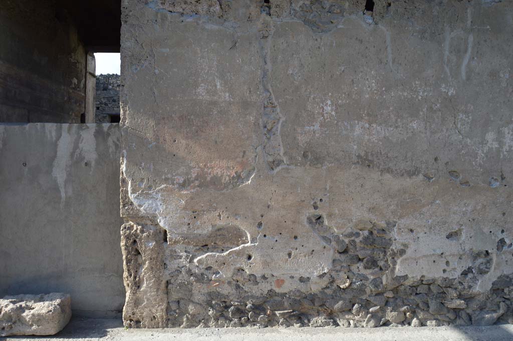 I.9.13 Pompeii. March 2019. Wall of lower front faade, on east side of entrance doorway.
Foto Taylor Lauritsen, ERC Grant 681269 DCOR.
