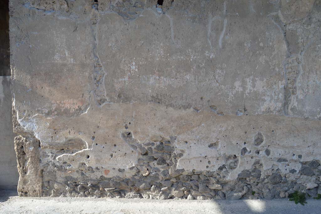 I.9.13 Pompeii. March 2019. Detail of wall of lower front faade, on east side of entrance doorway.
Foto Taylor Lauritsen, ERC Grant 681269 DCOR.
