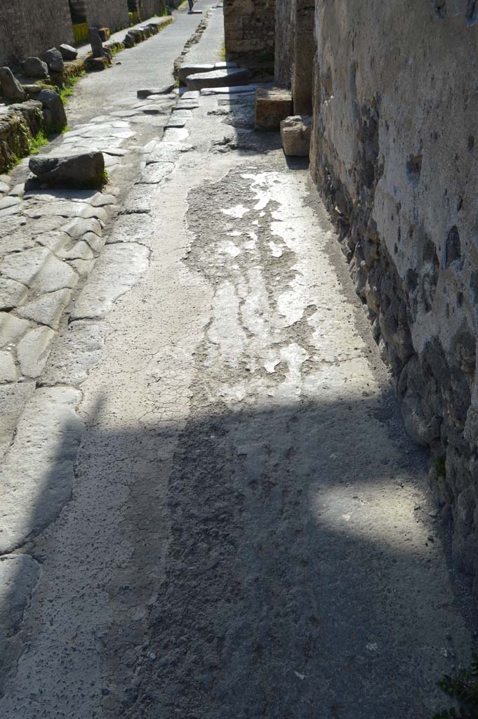 I.9.13 Pompeii. March 2019. Looking west along pavement on Via di Castricio.
Foto Taylor Lauritsen, ERC Grant 681269 DCOR.
