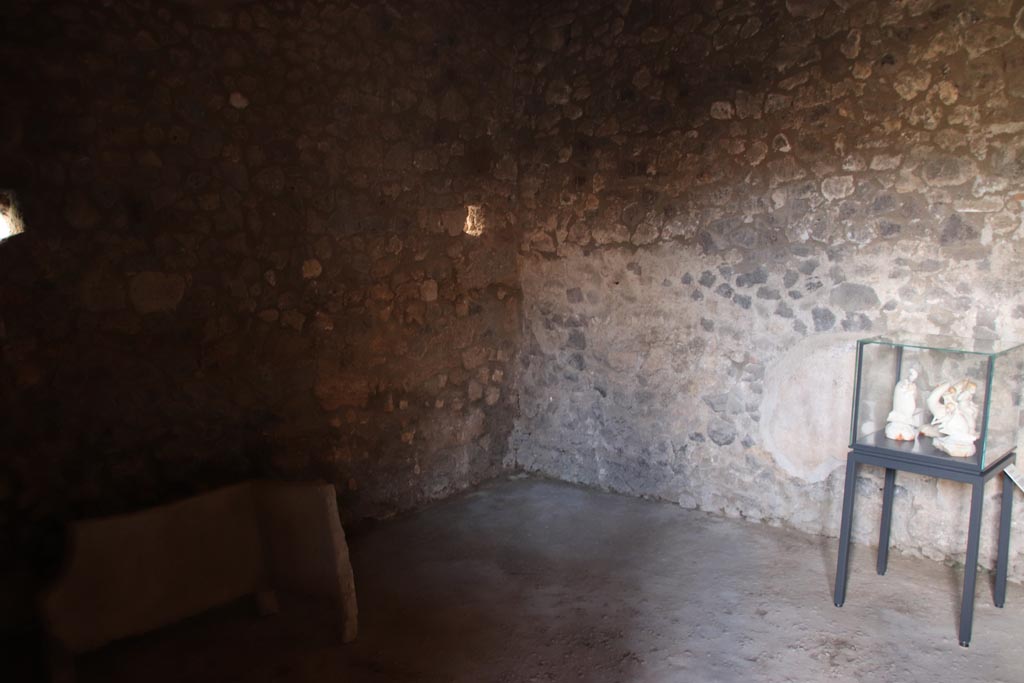 I.9.14 Pompeii. October 2022. Room 5, looking towards south-east corner. Photo courtesy of Klaus Heese.
(Note: the “cupids” are on display in this room, but we have placed them back into the tablinum (6) where they were found.)
