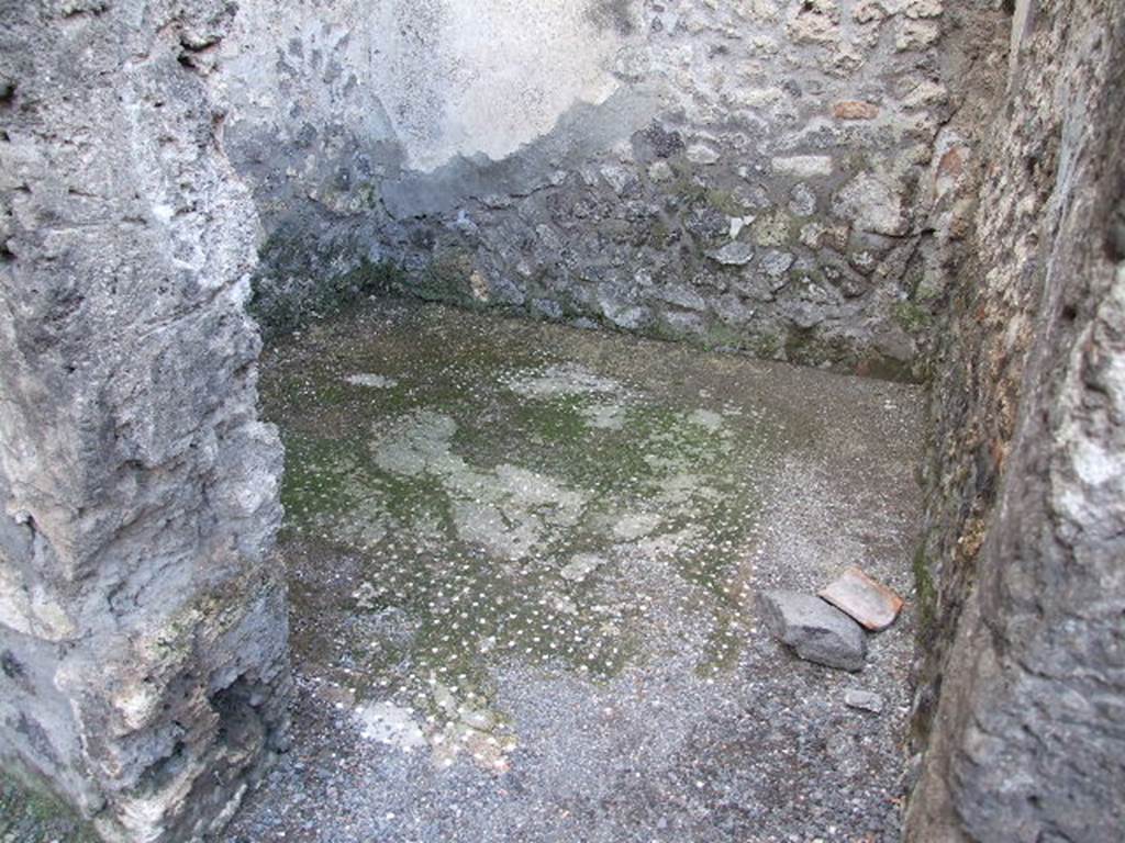 I.10.3 Pompeii.  December 2005.Cubiculum.  Room on west side of entrance.  Floor.