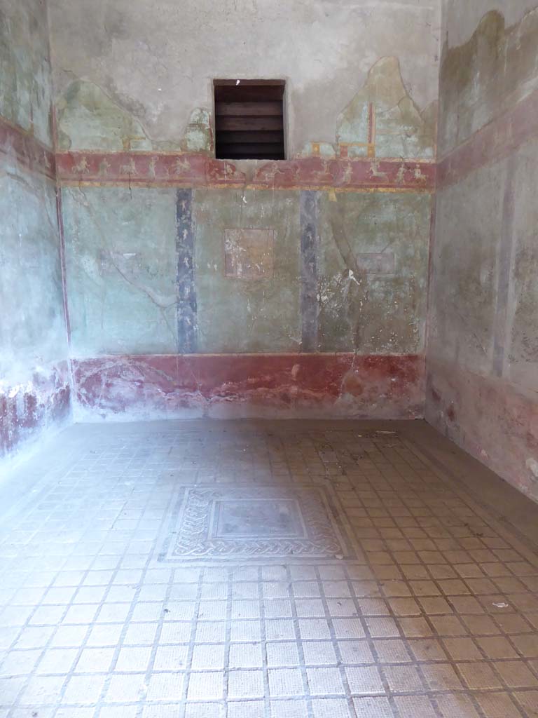 I.10.4 Pompeii. September 2017. 
Room 11, looking north from entrance doorway across mosaic floor with square pattern. 
The central mosaic emblema shows pygmies navigating along the Nile in their boats.
On the walls are paintings of Andromeda and Perseus with the head of the Gorgon held high, a young Dionysus and Maenad, and one possibly a Satyr and cupid.
An upper border has painted centaurs and female figures and vertical panels have cupids.
The threshold mosaic has a multi-coloured meander pattern.
Foto Annette Haug, ERC Grant 681269 DCOR.

