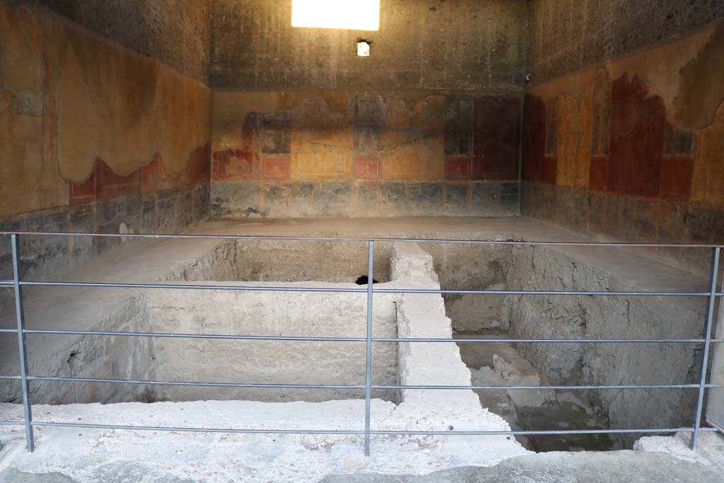 I.10.4 Pompeii. December 2018. Room 18, looking east at lower level. Photo courtesy of Aude Durand.
Below the rooms floor are remains of shallow rooms with wall decoration and mosaic floors.
