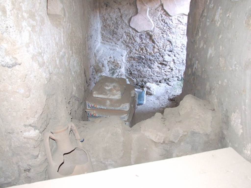 I.10.16 Pompeii. March 2009. L-shaped kitchen, looking west with niche in south wall.