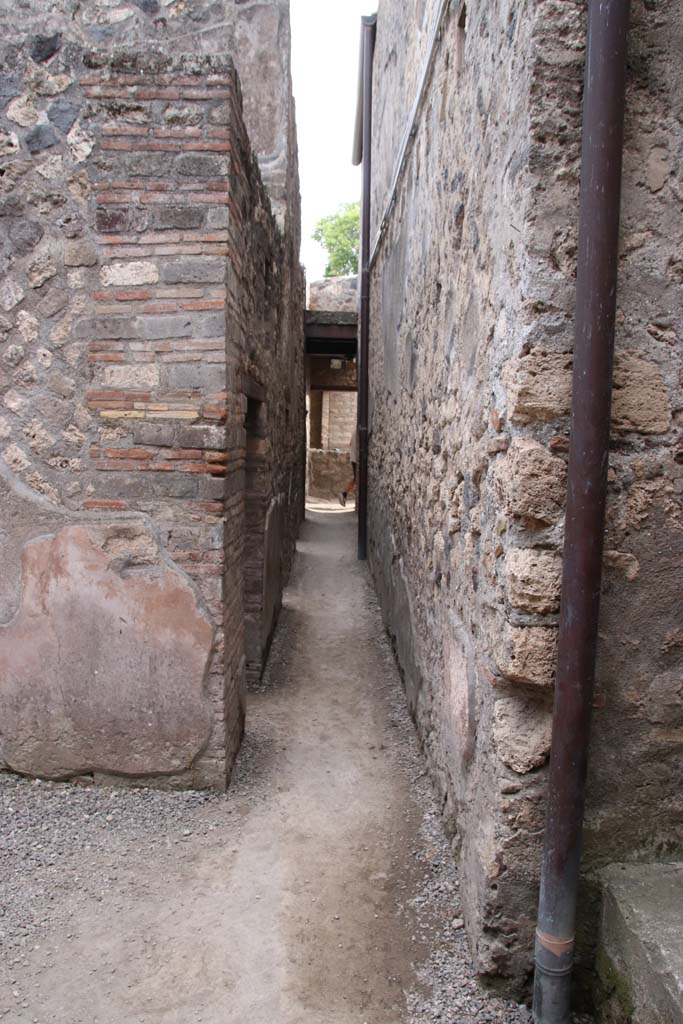 I.10.16/15 Pompeii. September 2021. 
Looking south along corridor leading to rooms connecting with I.10.4. Photo courtesy of Klaus Heese.
