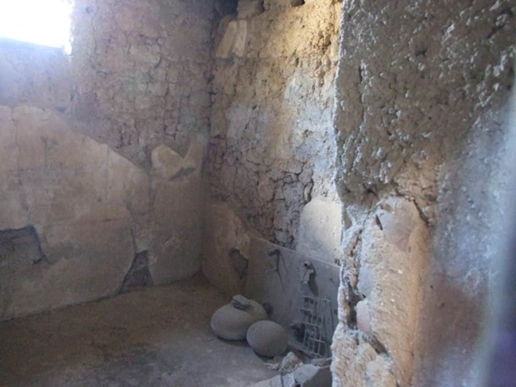 I.10.16 Pompeii.  March 2009.  Cubiculum on south side of entrance.