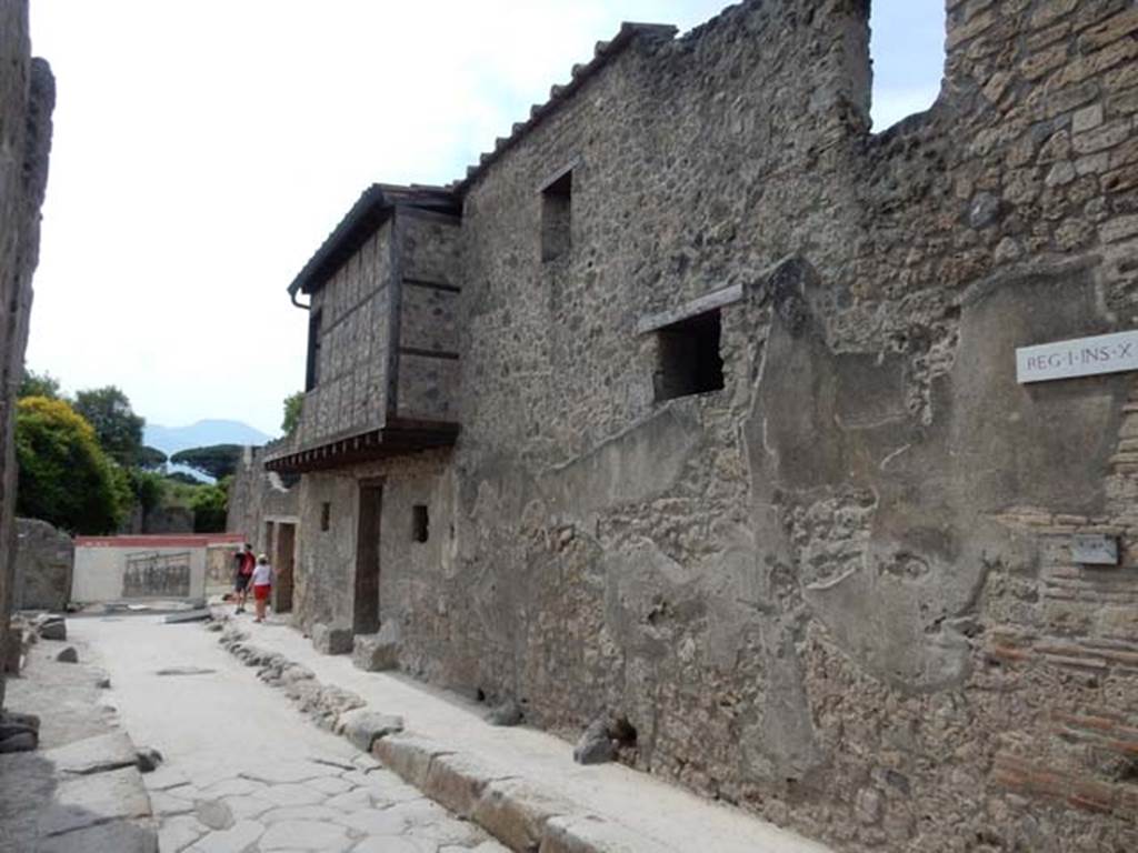 I.10.18 Pompeii. May 2017. Looking south on Vicolo di Paquius Proculus. Photo courtesy of Buzz Ferebee.