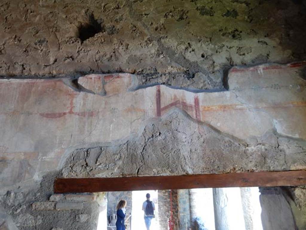 I.14.12, Pompeii. May 2018. Room 2, south wall above doorway to room 32.
Photo courtesy of Buzz Ferebee
