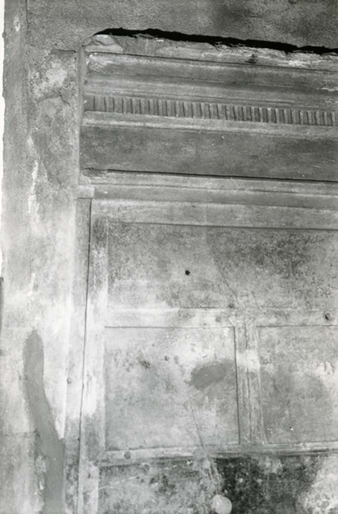 I.15.1 Pompeii. 1980.  House, cubiculum right W of fauces, entrance S wall, details.  
Photo courtesy of Anne Laidlaw.
American Academy in Rome, Photographic Archive. Laidlaw collection _P_80_3_9.
