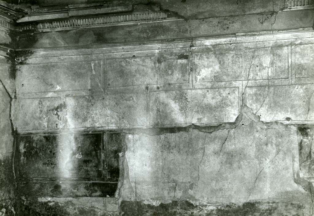 I.15.1 Pompeii. 1972. House, room right of fauces, entrance S wall.  Photo courtesy of Anne Laidlaw.
American Academy in Rome, Photographic Archive. Laidlaw collection _P_72_18_14.
