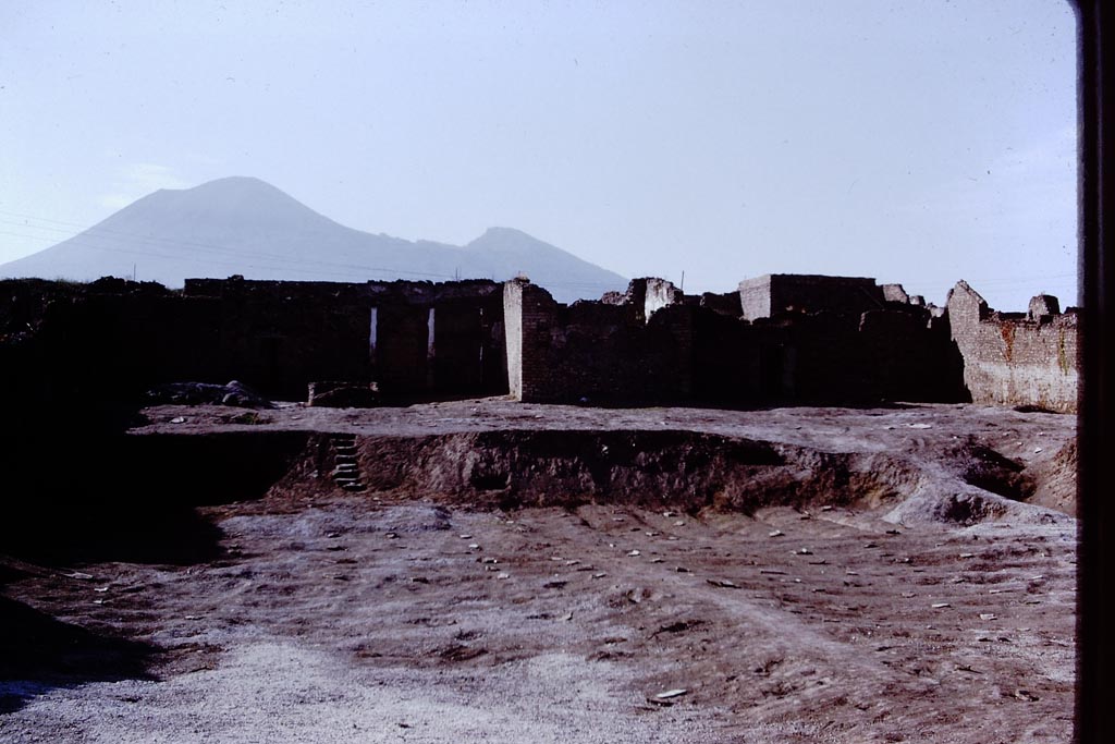 I.15.1 Pompeii. 1981.  House, cubiculum 3, room on west side of entrance corridor, NE corner, detail of moulding.  Photo courtesy of Anne Laidlaw.
American Academy in Rome, Photographic Archive. Laidlaw collection _P_81_2_12.
