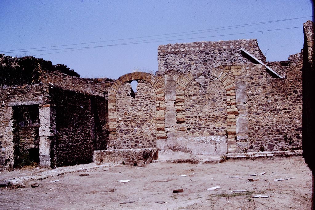 I.15.1 Pompeii. 1980. House, cubiculum right W of fauces, right E wall.  Photo courtesy of Anne Laidlaw.
American Academy in Rome, Photographic Archive. Laidlaw collection _P_80_3_7.

