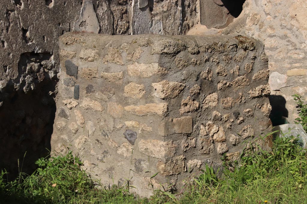 I.15.1 Pompeii. October 2022. Detail of wall of latrine in north-west corner of room. Photo courtesy of Klaus Heese.