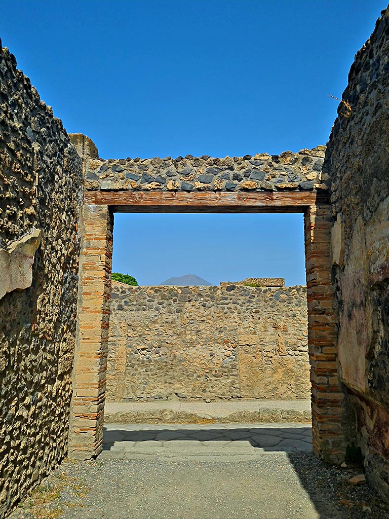 I.16.1a Pompeii. September 2024. Looking north towards doorway. Photo courtesy of Giuseppe Ciaramella.