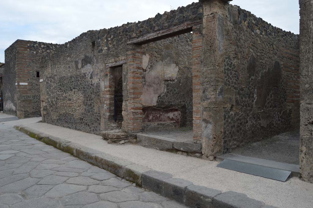 I.16.2 Pompeii, on right. October 2017. 
Looking south-east on Via di Castricio towards junction with Vicolo della Nave Europa, on left.
With entrance doorways I.16.1, I.16.1a, in centre, and I.16.2, on right.
Foto Taylor Lauritsen, ERC Grant 681269 DCOR.

