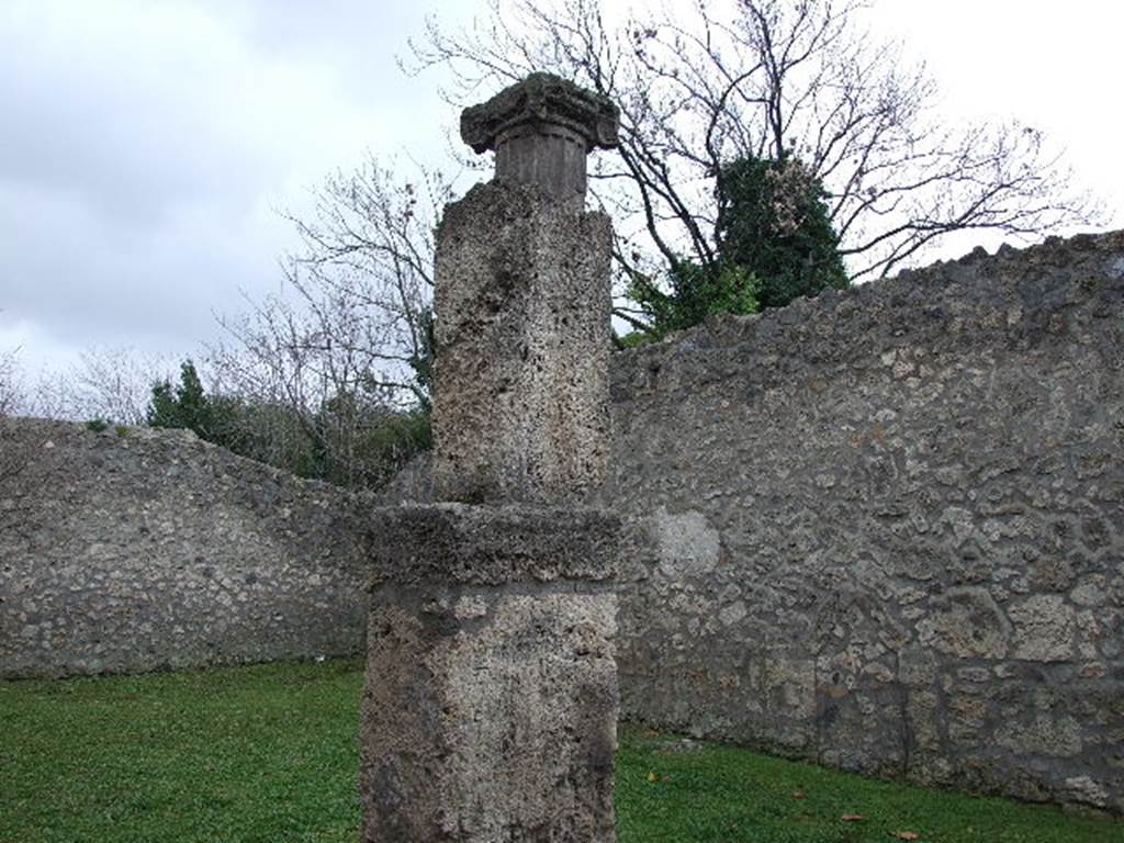 I.16.4 Pillar in porticus.