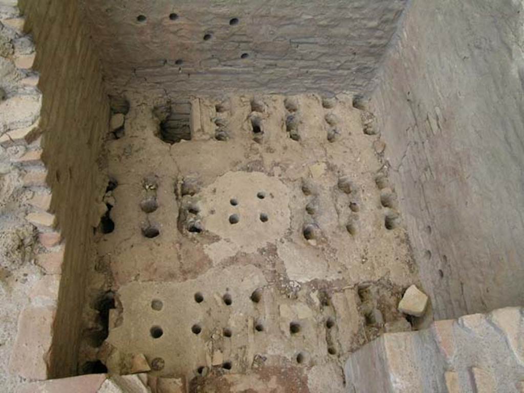 I.20.3 Pompeii. June 2005. Interior of oven in north-west corner of rear room. Photo courtesy of Nicolas Monteix.