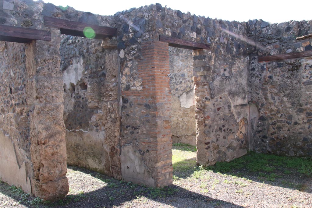 I.21.5 Pompeii. October 2022.
Looking south-west across atrium, from doorway to storeroom, on left, to garden, in centre, and into tablinum, centre right.
Photo courtesy of Klaus Heese.
