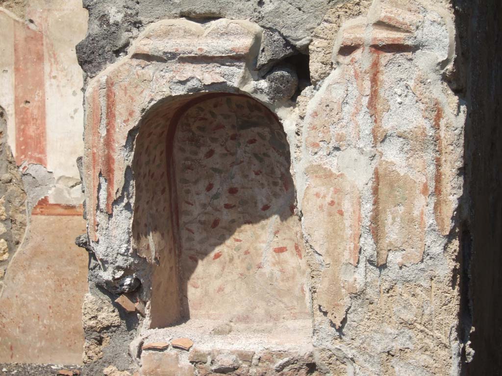 I.21.5 Pompeii. September 2005. Niche in north wall of garden area.