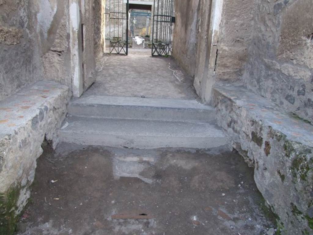 II.2.2 Pompeii. December 2007.  Entrance vestibule 1 with benches on either side.