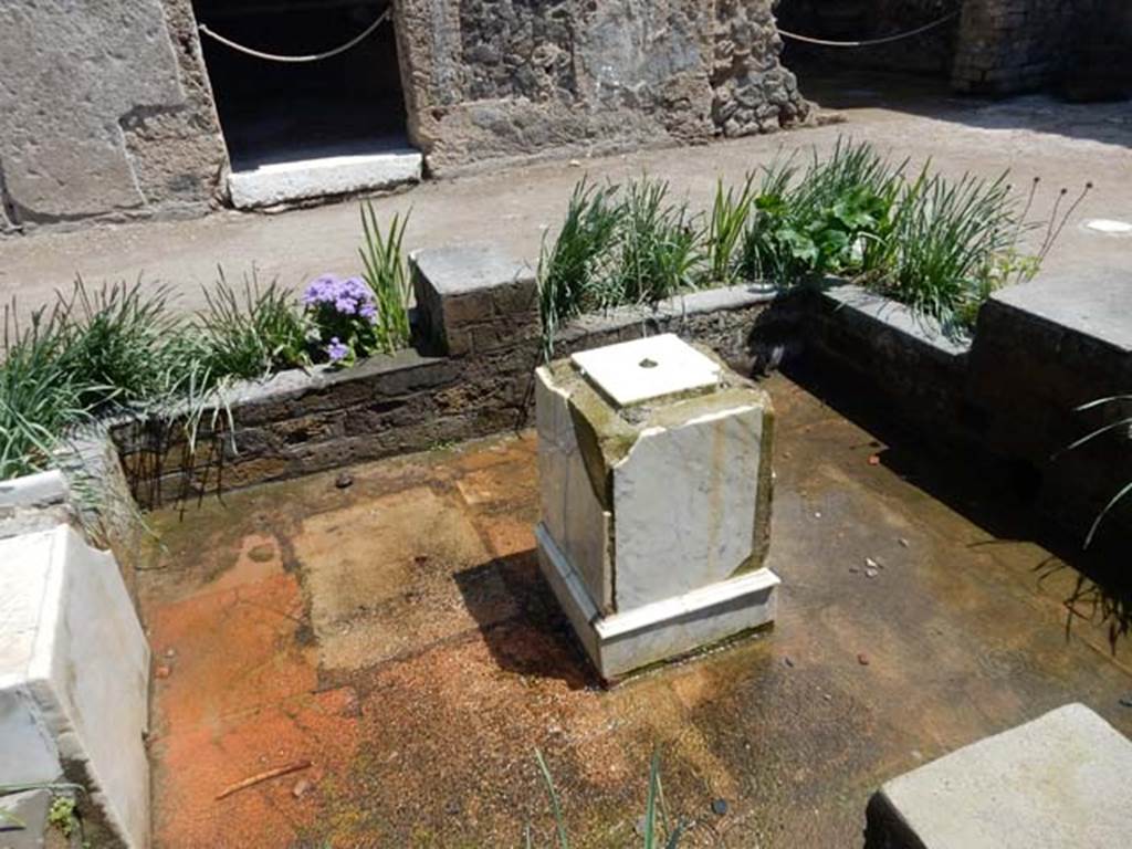 II.2.2 Pompeii. May 2016. Room 2, impluvium with working fountain. Photo courtesy of Buzz Ferebee.