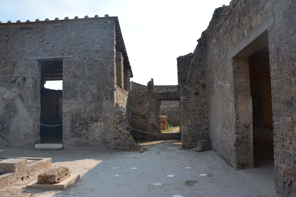 II.2.2 Pompeii. July 2017. Looking east across atrium 2, towards doorway to room 5, in centre.
Foto Annette Haug, ERC Grant 681269 DÉCOR.
