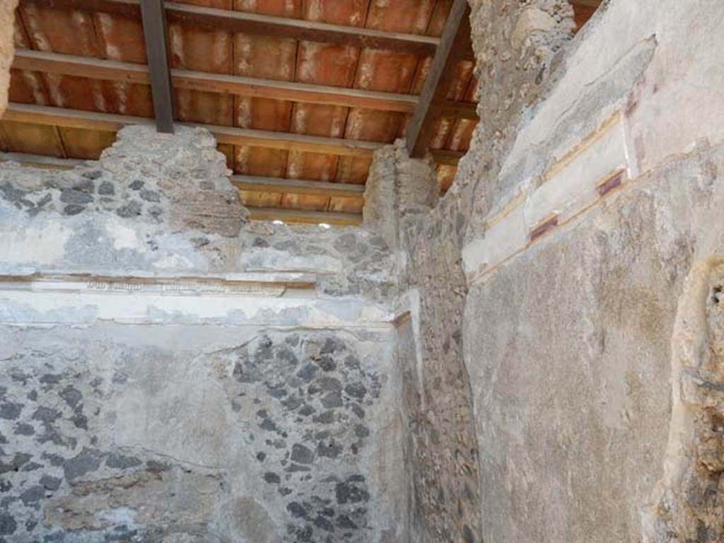 II.2.2 Pompeii. May 2016. Room 3, south-east corner and south wall. Photo courtesy of Buzz Ferebee.