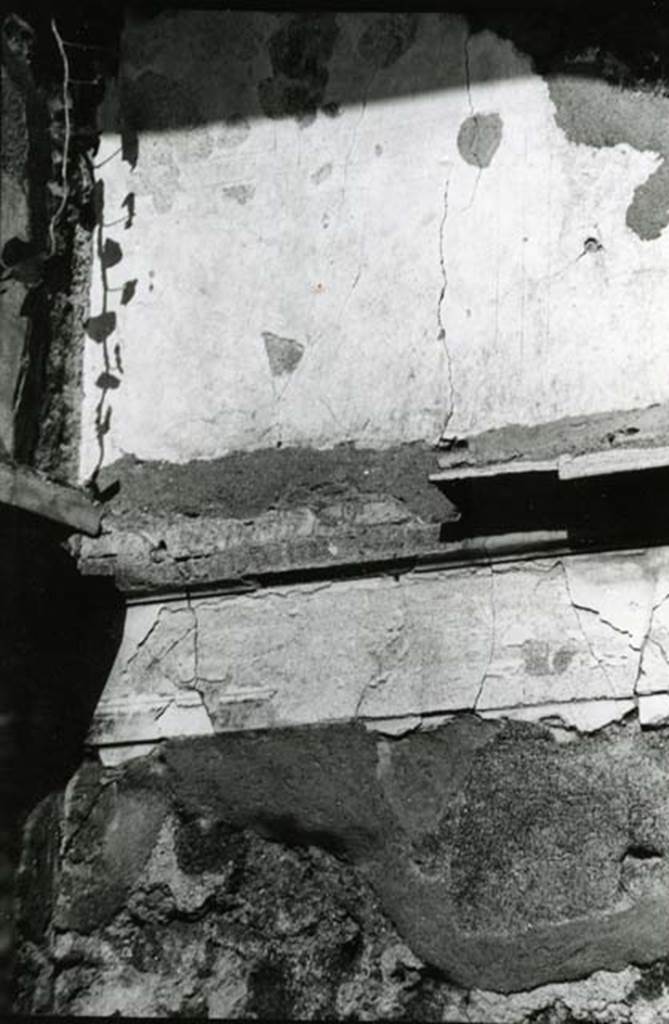 II.2.2 Pompeii. 1975. Tuscanic Atrium, first room left (Room 3), back E wall, incised rectangle.  Photo courtesy of Anne Laidlaw.
American Academy in Rome, Photographic Archive. Laidlaw collection _P_75_5_28.
