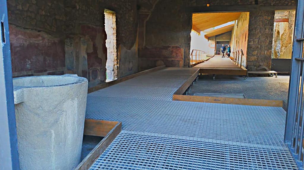 II.4.3 Pompeii. 2017/2018/2019. 
Looking through entrance doorway, across atrium towards west portico. Photo courtesy of Giuseppe Ciaramella.
